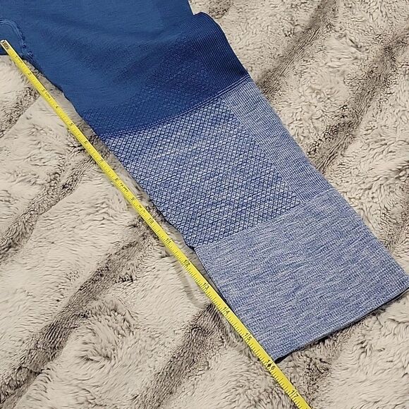 Lululemon Seamlessly Street Crop Leggings, size 4 - Picture 5 of 9